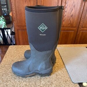 Muck Wetland boots men size 7 or women size 8